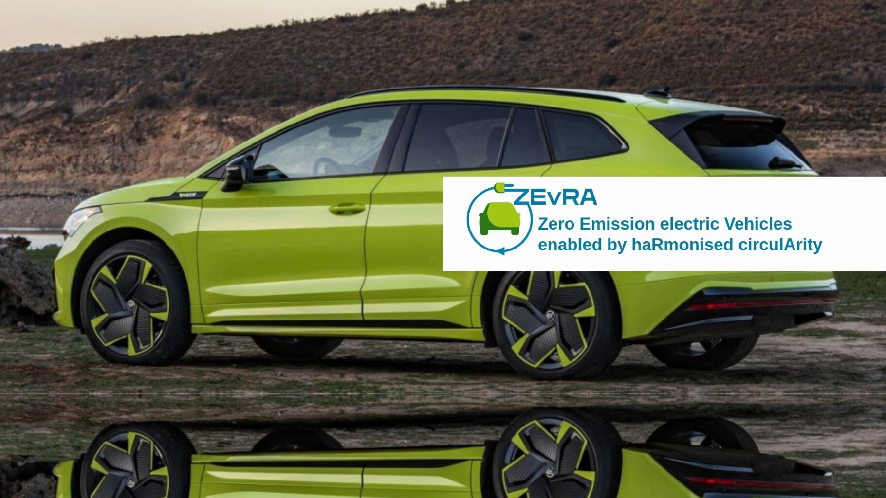 grüner Skoda Eniaq, karge Gebirgslandschaft, ZEvRA-Logo