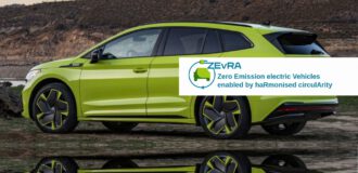 grüner Skoda Eniaq, karge Gebirgslandschaft, ZEvRA-Logo