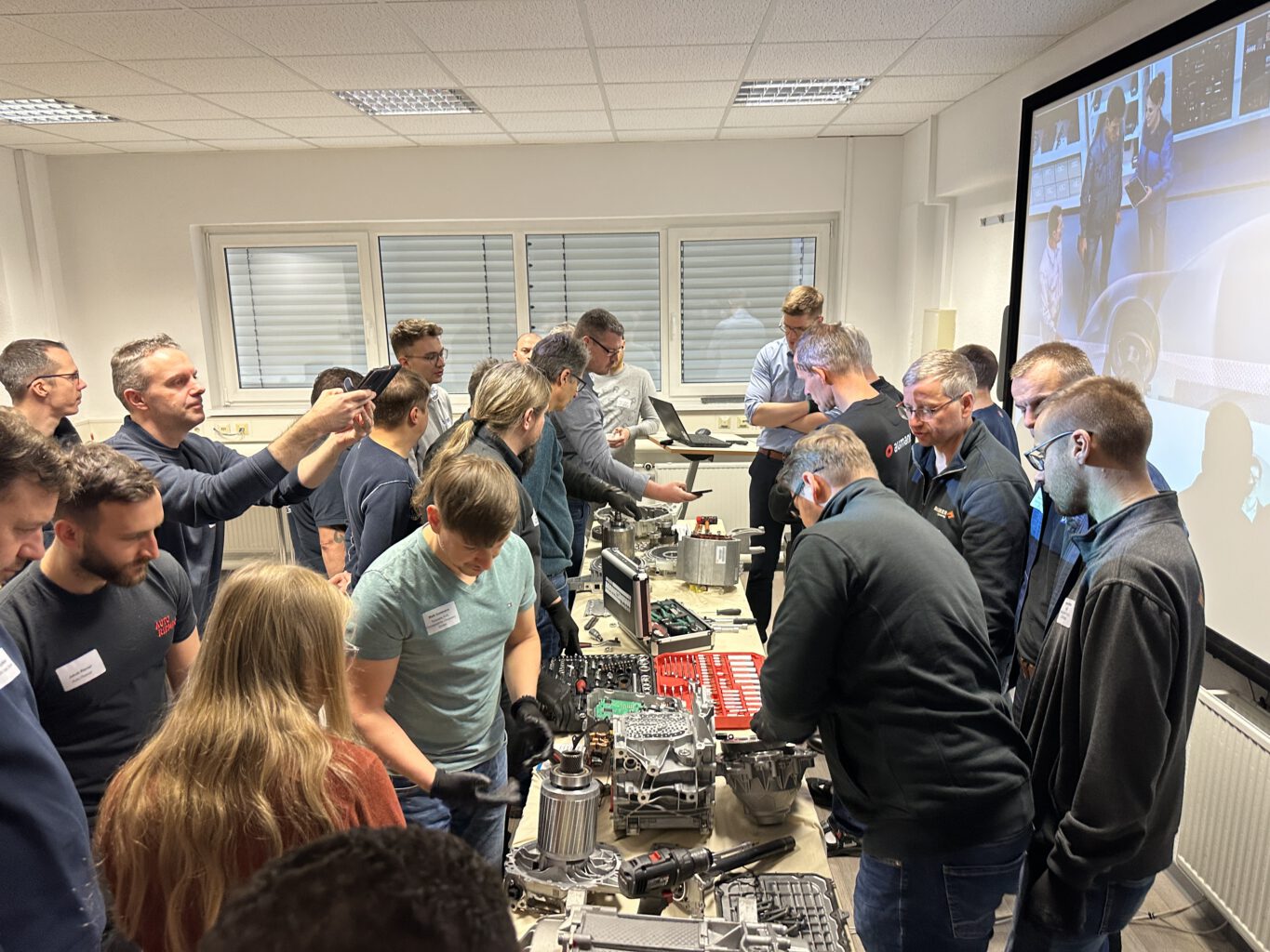 Demontageseminar des AMZ Sachsen, Teilnehmer lernen Montage und Design von Elektromotoren